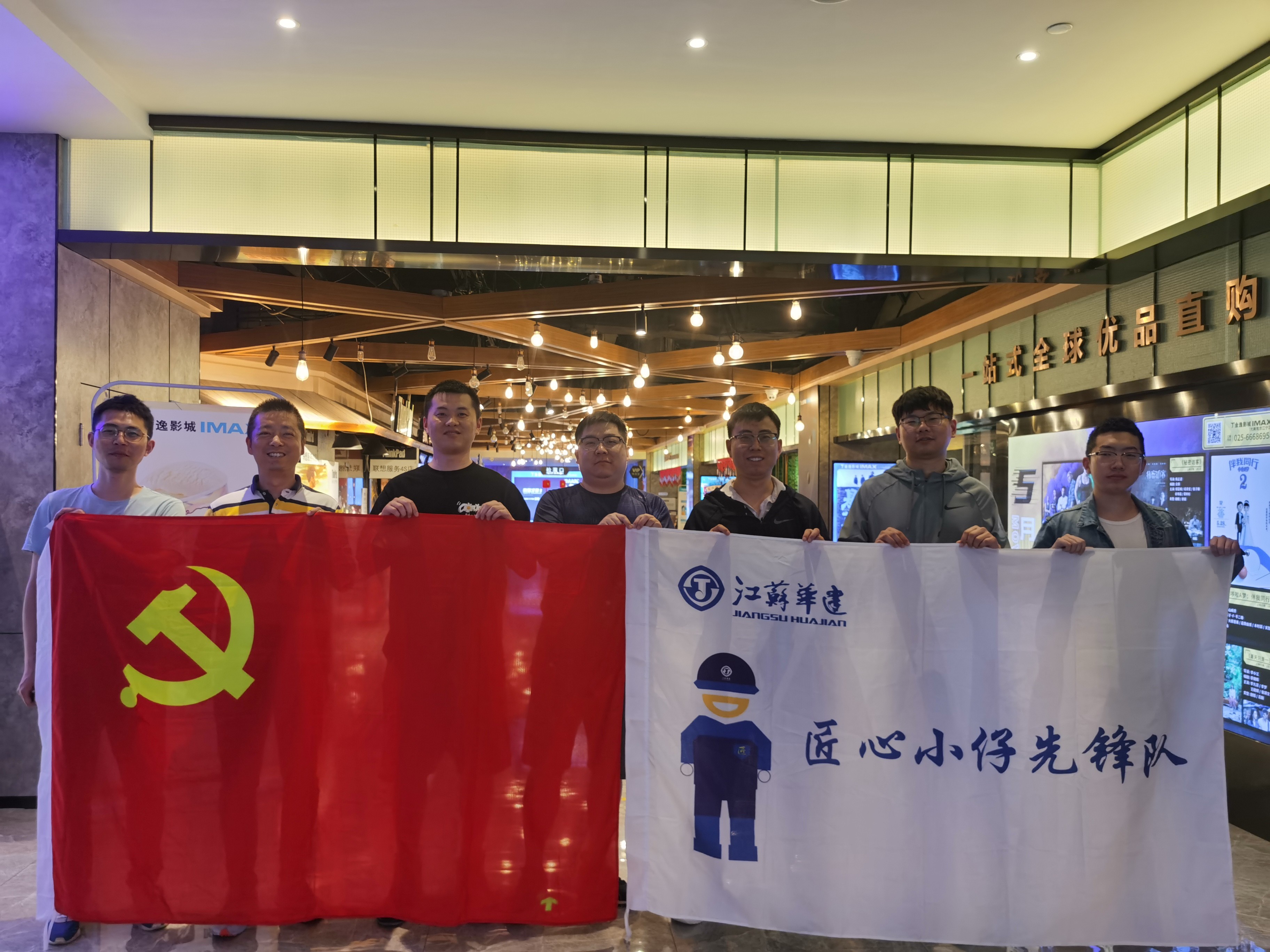 1621234459696437.jpg 20210514观看悬崖之上照片(1).jpg