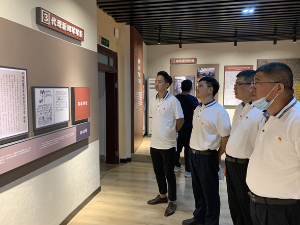 1625824460.jpg 3、察看展览.jpg