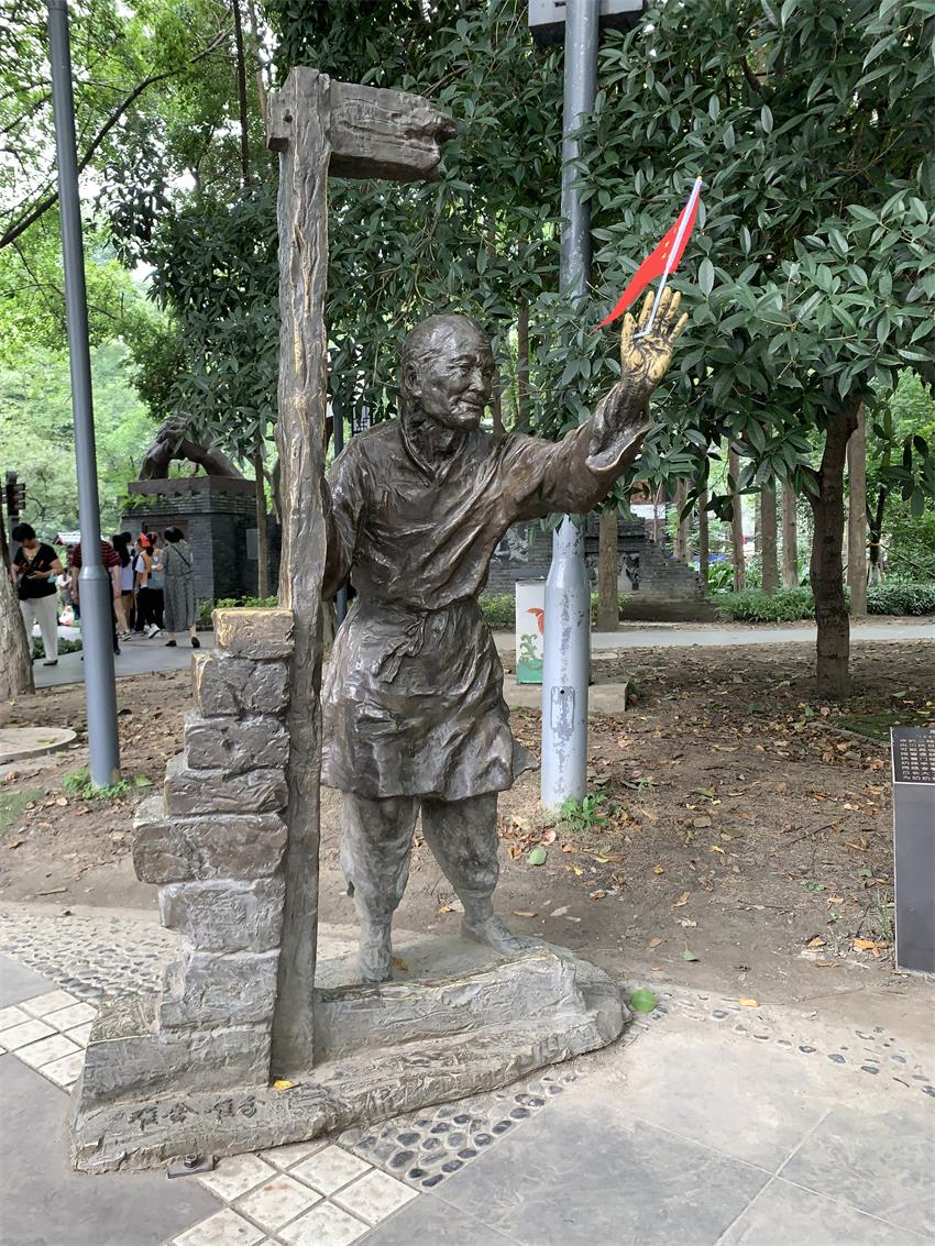 1633767553147095.jpg 20.4 雕塑难舍难分1.jpg