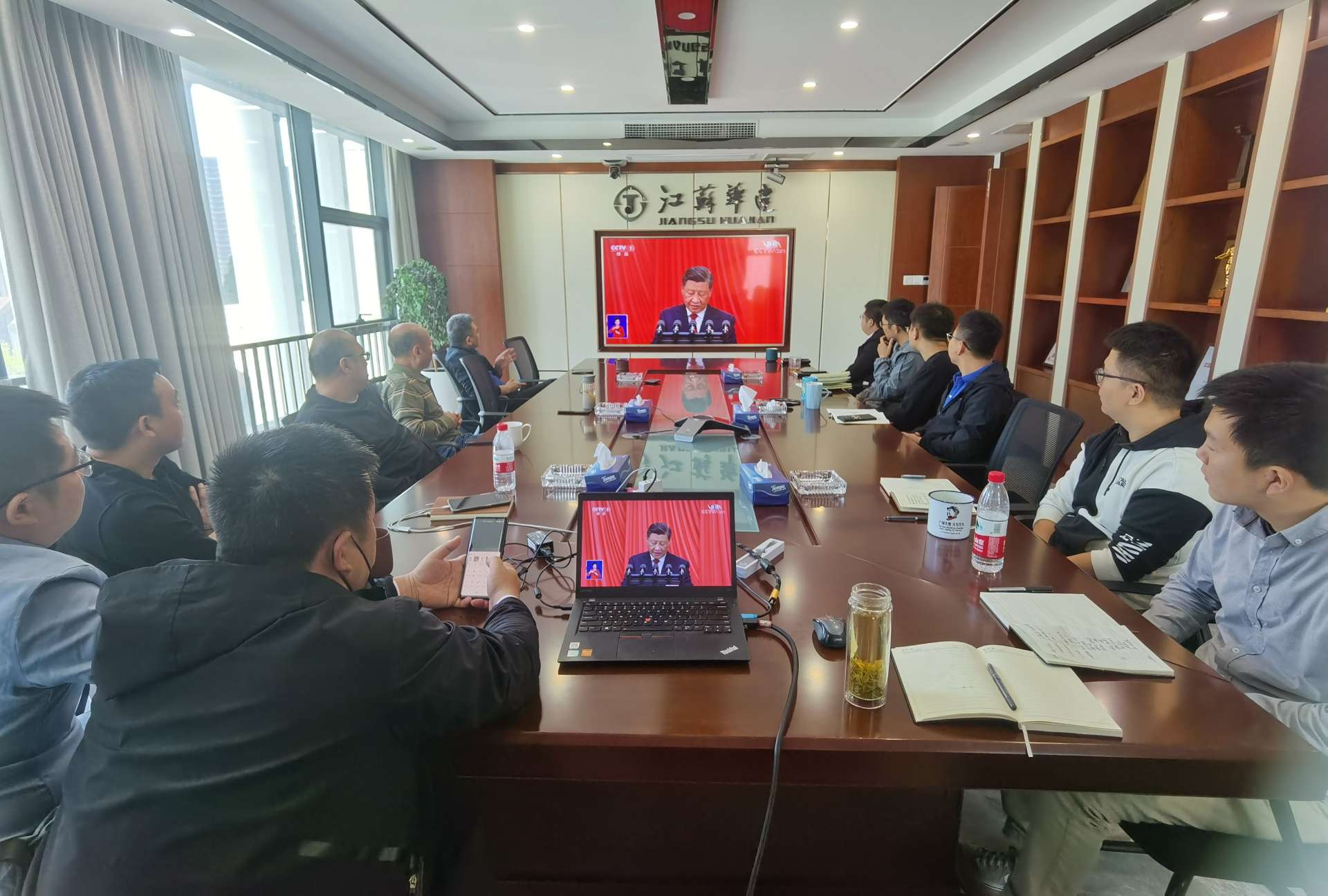 1665988464137742.jpg 上海分公司集中组织收看党的二十大开幕会盛况.jpg